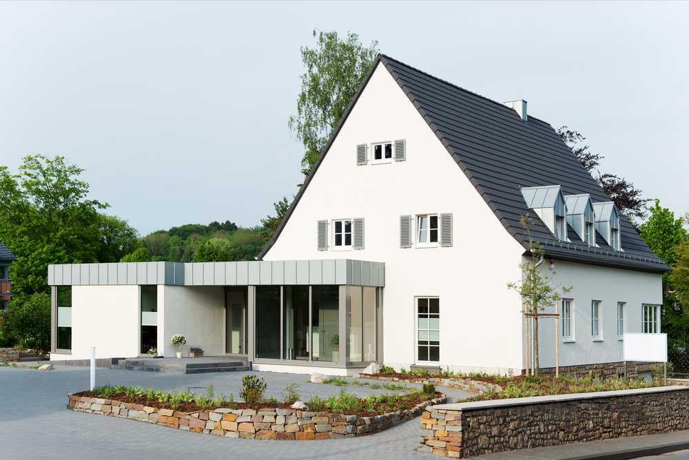 frei stehendes weißes Einfamilienhaus