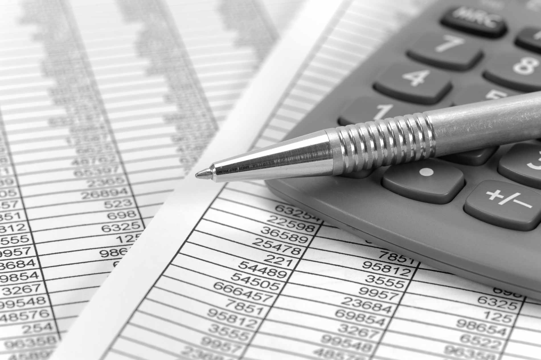 Zahlentabelle mit Taschenrechner und Kugelschreiber